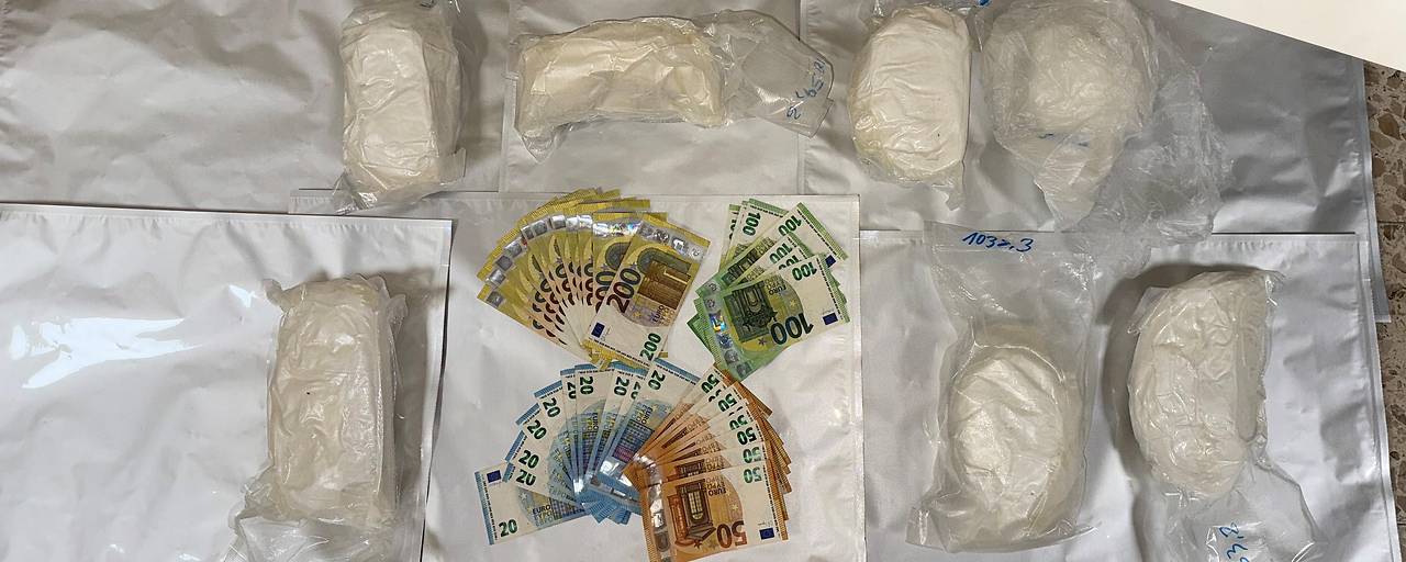 ضبط 6.5 كيلوغرام من المخدرات وأموال في شقة بفيينا ضبط 6.5 كيلوغرام من المخدرات وأموال في شقة بفيينا