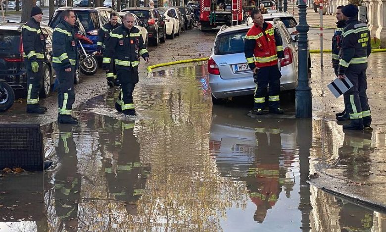 تسرب مائي يسبب فيضانات على Schottenring في فيينا تسرب مائي يسبب فيضانات على Schottenring في فيينا
