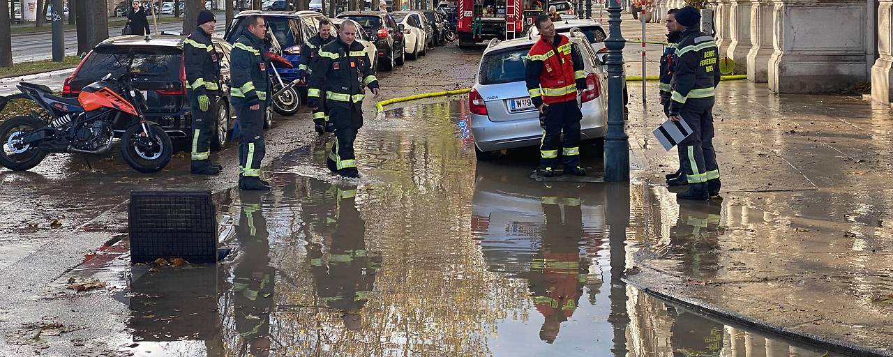 تسرب مائي يسبب فيضانات على Schottenring في فيينا تسرب مائي يسبب فيضانات على Schottenring في فيينا