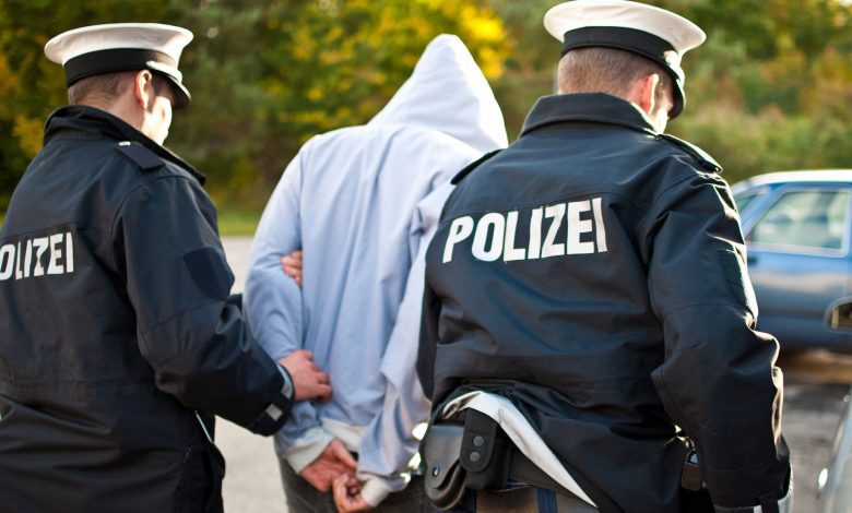 النمسا تُفكك شبكة تهريب عنيفة وتعتقل ستة سوريين في عملية أمنية دولية النمسا تُفكك شبكة تهريب عنيفة وتعتقل ستة سوريين في عملية أمنية دولية