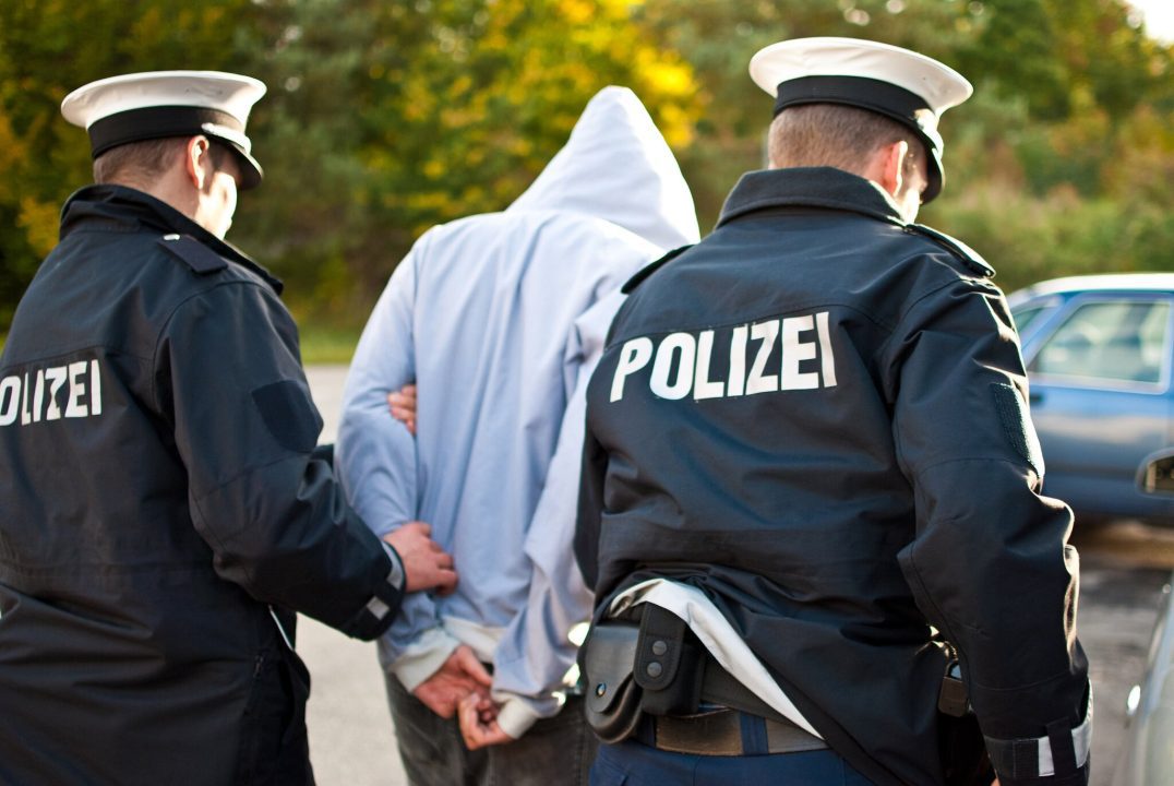 النمسا تُفكك شبكة تهريب عنيفة وتعتقل ستة سوريين في عملية أمنية دولية النمسا تُفكك شبكة تهريب عنيفة وتعتقل ستة سوريين في عملية أمنية دولية