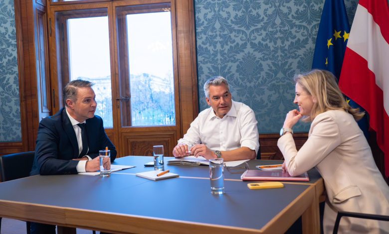 تفاؤل بتشكيل ائتلاف ثلاثي يضم ÖVP وSPÖ وNEOS في النمسا تفاؤل بتشكيل ائتلاف ثلاثي يضم ÖVP وSPÖ وNEOS في النمسا