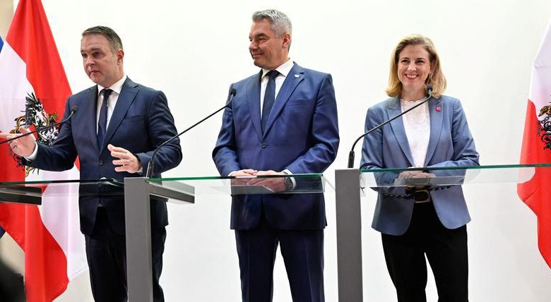 بدأ الائتلاف المكون من ثلاثة أحزاب في النمسا في التشكل بدون اليمين المتطرف بدأ الائتلاف المكون من ثلاثة أحزاب في النمسا في التشكل بدون اليمين المتطرف