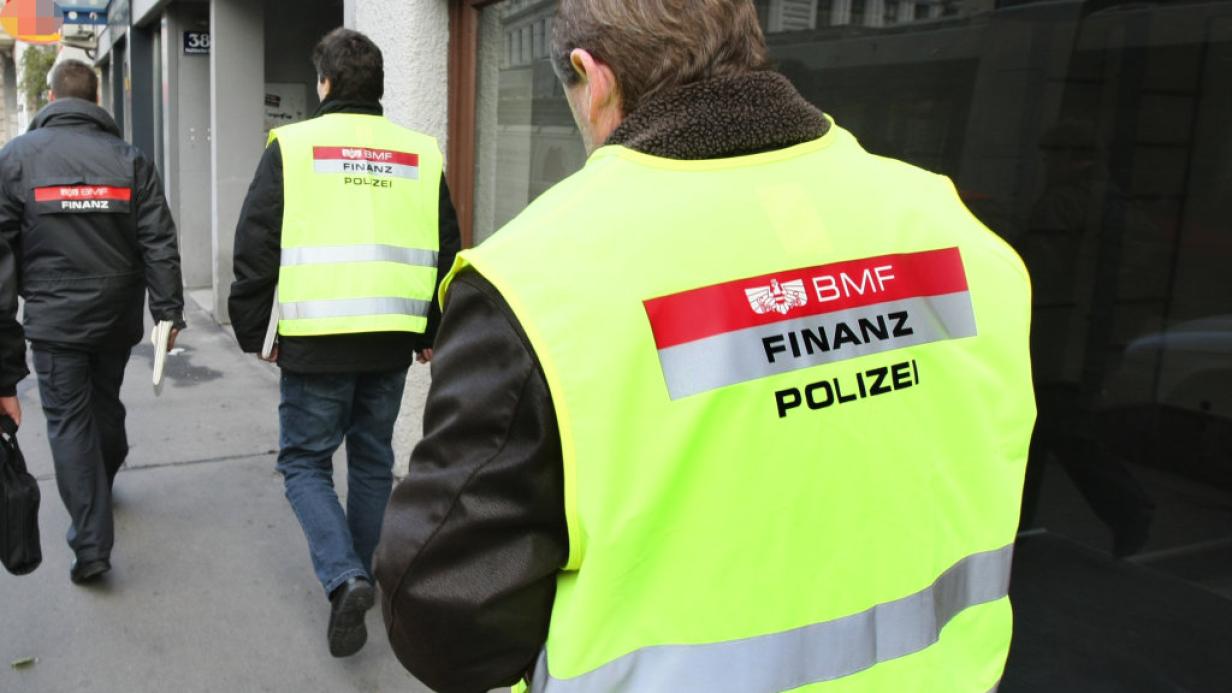 الشرطة المالية في فيينا تكشف عن 22 عاملًا غير قانوني في حفل زفاف الشرطة المالية في فيينا تكشف عن 22 عاملًا غير قانوني في حفل زفاف
