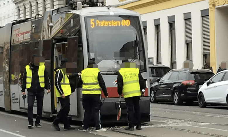 راكبة دراجة في حالة حرجة بعد حادث تصادم مع ترام في فيينا