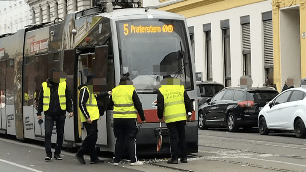راكبة دراجة في حالة حرجة بعد حادث تصادم مع ترام في فيينا