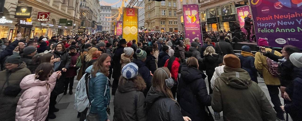 فيينا تشهد أكبر تدابير أمنية في مسار رأس السنة وسط حضور 800,000 شخص فيينا تشهد أكبر تدابير أمنية في مسار رأس السنة وسط حضور 800,000 شخص