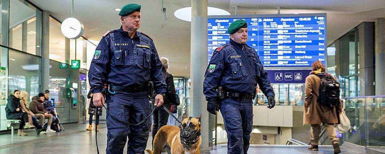 150 بلاغًا و11 اعتقالًا في حملة واسعة لمكافحة جرائم الشباب في النمسا السفلى 150 بلاغًا و11 اعتقالًا في حملة واسعة لمكافحة جرائم الشباب في النمسا السفلى