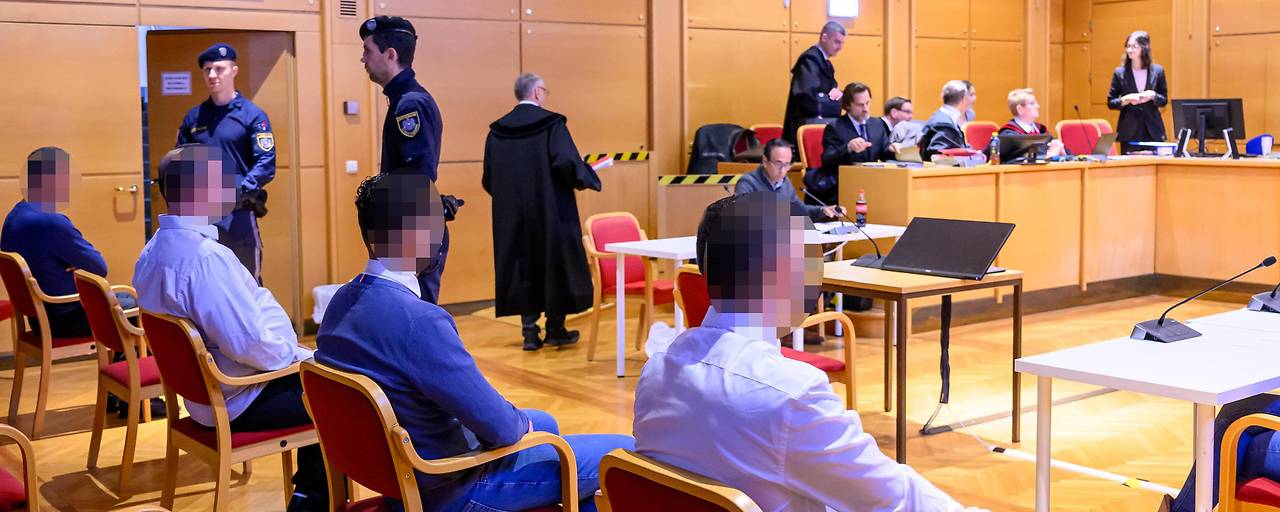 محاكمة سوريين بتهم الخطف والابتزاز في النمسا العليا بعد مطالبتهم بفدية 175 ألف يورو محاكمة سوريين بتهم الخطف والابتزاز في النمسا العليا بعد مطالبتهم بفدية 175 ألف يورو