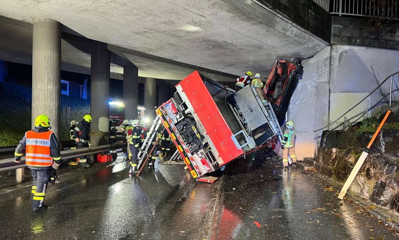 إصابة خطيرة لثلاثة رجال إطفاء بعد انزلاق شاحنتهم في حادث سير بالنمسا السفلى إصابة خطيرة لثلاثة رجال إطفاء بعد انزلاق شاحنتهم في حادث سير بالنمسا السفلى