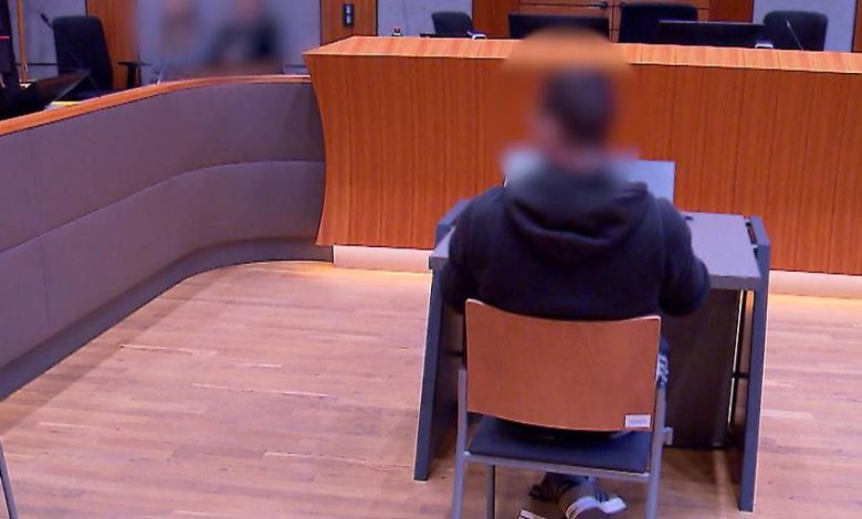محكمة إنسبروك تدين شابًا نمساويًا بتهمة إعادة النشاطات النازية إثر إظهار تحية هتلر محكمة إنسبروك تدين شابًا نمساويًا بتهمة إعادة النشاطات النازية إثر إظهار تحية هتلر