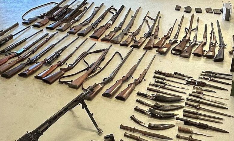 بلاغ ممرضة يكشف عن ترسانة أسلحة ومتفجرات في منزل مريض بالنمسا العليا بعد تهديد بالقتل بلاغ ممرضة يكشف عن ترسانة أسلحة ومتفجرات في منزل مريض بالنمسا العليا بعد تهديد بالقتل