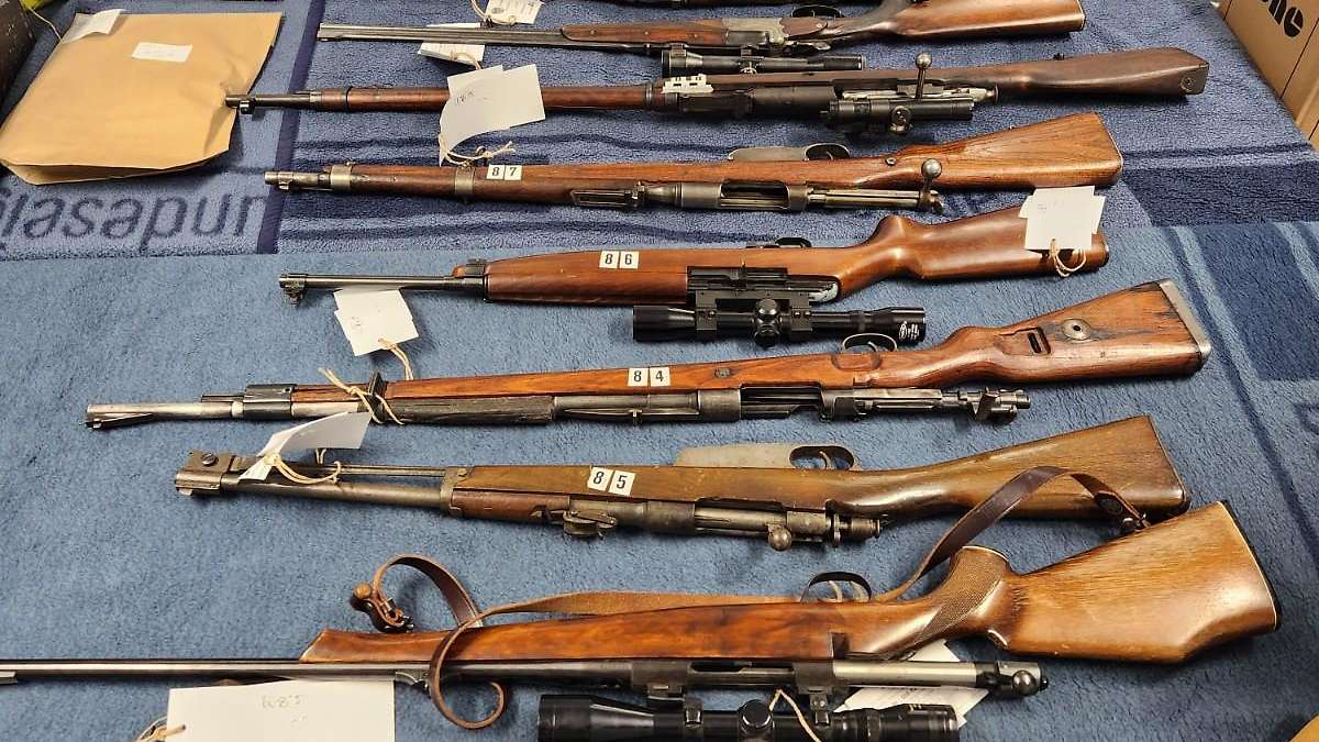 ورثتها من والدي.. الشرطة تكتشف مستودع أسلحة ومقتنيات نازية في شتايرمارك