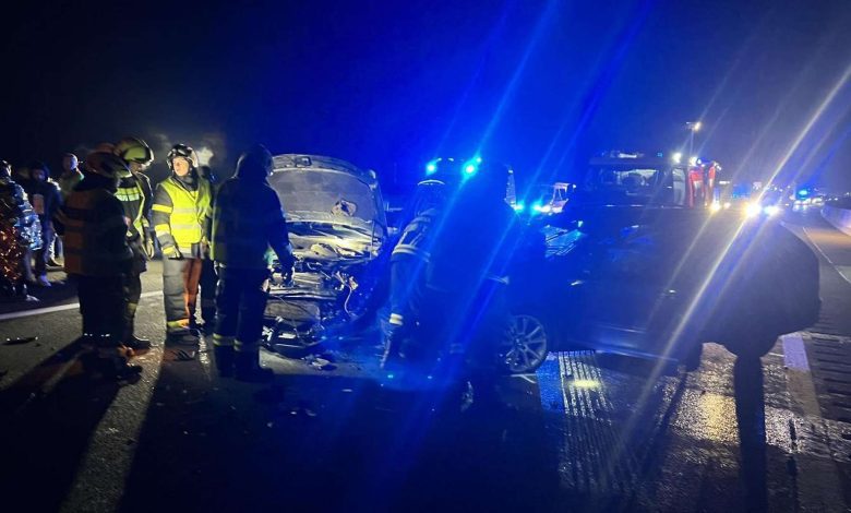 وفاة شخص وإصابة ستة آخرين في حادث تصادم ثلاثي على الطريق السريع في بورغنلاند وفاة شخص وإصابة ستة آخرين في حادث تصادم ثلاثي على الطريق السريع في بورغنلاند