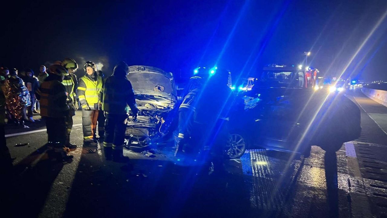 وفاة شخص وإصابة ستة آخرين في حادث تصادم ثلاثي على الطريق السريع في بورغنلاند وفاة شخص وإصابة ستة آخرين في حادث تصادم ثلاثي على الطريق السريع في بورغنلاند