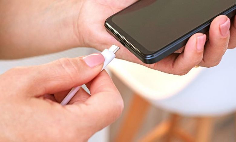 الاتحاد الأوروبي يفرض منافذ USB-C لتوحيد الشواحن وتقليل النفايات الإلكترونية الاتحاد الأوروبي يفرض منافذ USB-C لتوحيد الشواحن وتقليل النفايات الإلكترونية