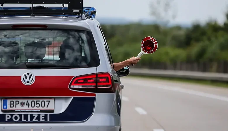 أضرار مادية بعد قيادة سائق بلا رخصة عكس الاتجاه في فيينا وتعريض حياة الآخرين للخطر أضرار مادية بعد قيادة سائق بلا رخصة عكس الاتجاه في فيينا وتعريض حياة الآخرين للخطر