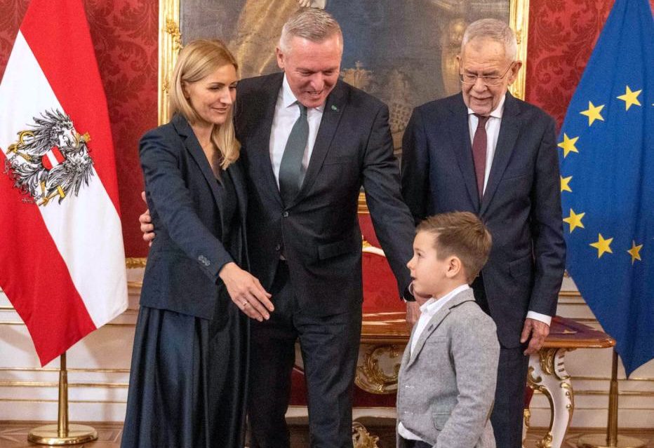 الرئيس النمساوي يعين ماريـو كوناسيك حاكمًا لولاية شتايرمارك الرئيس النمساوي يعين ماريـو كوناسيك حاكمًا لولاية شتايرمارك