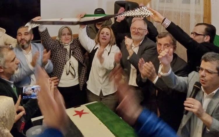 الجالية السورية في فيينا تحتفل بسقوط نظام الأسد وتجدد العهد للعمل من أجل سوريا الحرة الجالية السورية في فيينا تحتفل بسقوط نظام الأسد وتجدد العهد للعمل من أجل سوريا الحرة