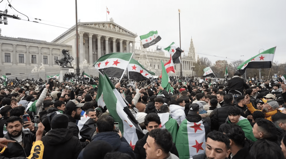 المستشار النمساوي يعلن استعداده لمساعدة السوريين في العودة إلى بلادهم بعد سقوط الأسد المستشار النمساوي يعلن استعداده لمساعدة السوريين في العودة إلى بلادهم بعد سقوط الأسد