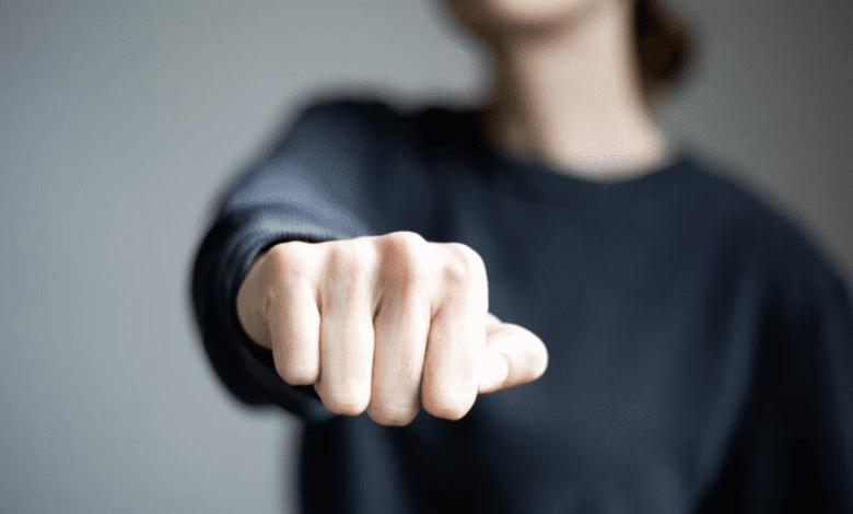 امرأة تكسر أنف شريكها خلال شجار في كارنتن والشرطة تفرض حظر دخول على الزوجة