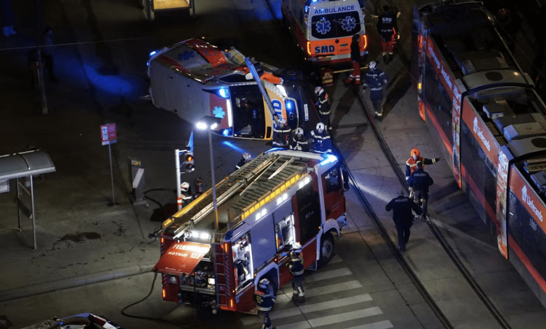 إصابات عديدة في حادث بين سيارة إسعاف وترام في منطقة فافرِتن بفيينا إصابات عديدة في حادث بين سيارة إسعاف وترام في منطقة فافرِتن بفيينا