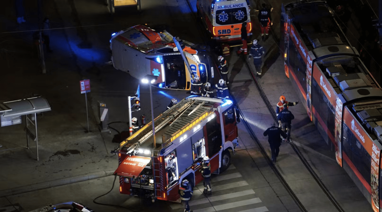 إصابات عديدة في حادث بين سيارة إسعاف وترام في منطقة فافرِتن بفيينا إصابات عديدة في حادث بين سيارة إسعاف وترام في منطقة فافرِتن بفيينا