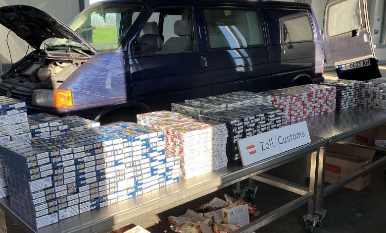 ضبط 60,300 سيجارة مهربة في حافلة صغيرة قادمة من بلغاريا في النمسا السفلى ضبط 60,300 سيجارة مهربة في حافلة صغيرة قادمة من بلغاريا في النمسا السفلى