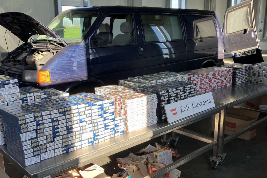 ضبط 60,300 سيجارة مهربة في حافلة صغيرة قادمة من بلغاريا في النمسا السفلى ضبط 60,300 سيجارة مهربة في حافلة صغيرة قادمة من بلغاريا في النمسا السفلى