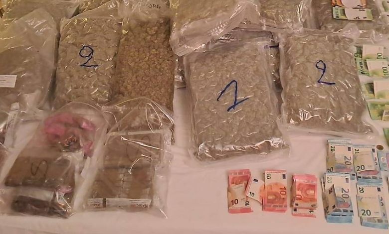 ضبط عصابة مخدرات دولية في فيينا تضم أفرادًا من المغرب وروسيا وفرنسا وتركيا والنمسا ضبط عصابة مخدرات دولية في فيينا تضم أفرادًا من المغرب وروسيا وفرنسا وتركيا والنمسا