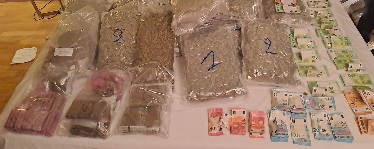 ضبط عصابة مخدرات دولية في فيينا تضم أفرادًا من المغرب وروسيا وفرنسا وتركيا والنمسا ضبط عصابة مخدرات دولية في فيينا تضم أفرادًا من المغرب وروسيا وفرنسا وتركيا والنمسا