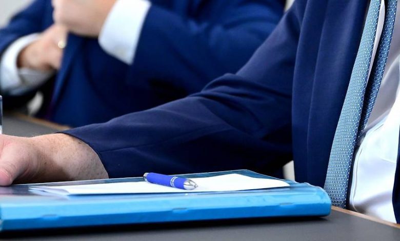 توزيع المهام الحساسة في مفاوضات الائتلاف بين حزب الشعب (ÖVP) وحزب الحرية (FPÖ) توزيع المهام الحساسة في مفاوضات الائتلاف بين حزب الشعب (ÖVP) وحزب الحرية (FPÖ)