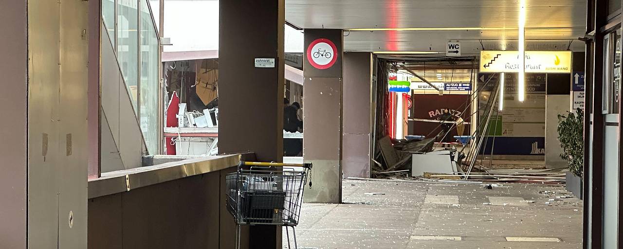 تفجير جهاز صراف آلي في مجمع سكني بفيينا يسبب حالة من الاستنفار الأمني تفجير جهاز صراف آلي في مجمع سكني بفيينا يسبب حالة من الاستنفار الأمني