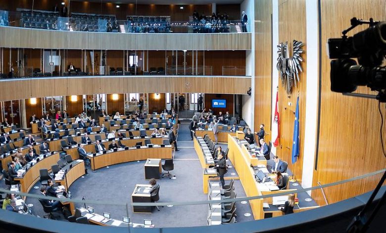 مفاوضات حاسمة بشأن مستقبل الإعلام في النمسا: تقليص تمويل ORF وإصلاح دعم الصحافة الخاصة مفاوضات حاسمة بشأن مستقبل الإعلام في النمسا: تقليص تمويل ORF وإصلاح دعم الصحافة الخاصة