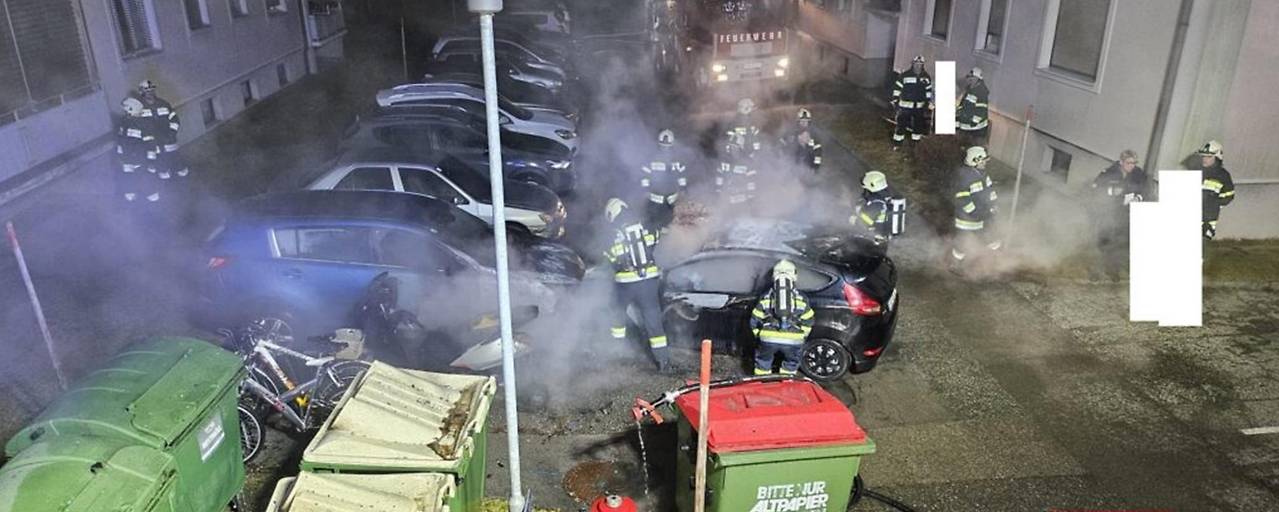 حادث كهربائي يتسبب في اشتعال النار في عدة سيارات ودراجة نارية في كارنتن حادث كهربائي يتسبب في اشتعال النار في عدة سيارات ودراجة نارية في كارنتن