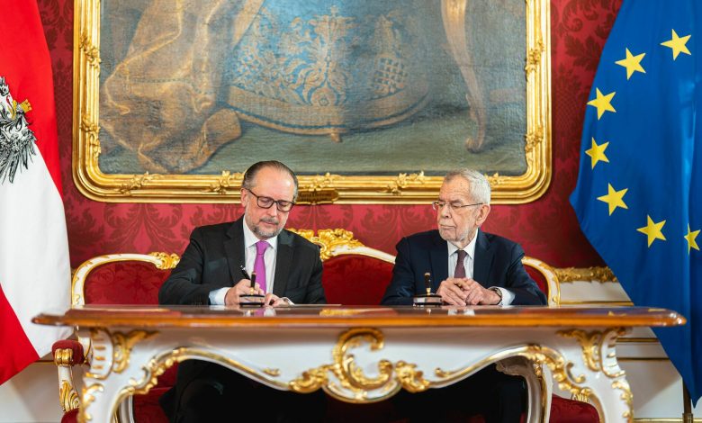 وزير الخارجية ألكسندر شالينبرغ يؤدي اليمين مستشارا مؤقتا للنمسا وزير الخارجية ألكسندر شالينبرغ يؤدي اليمين مستشارا مؤقتا للنمسا