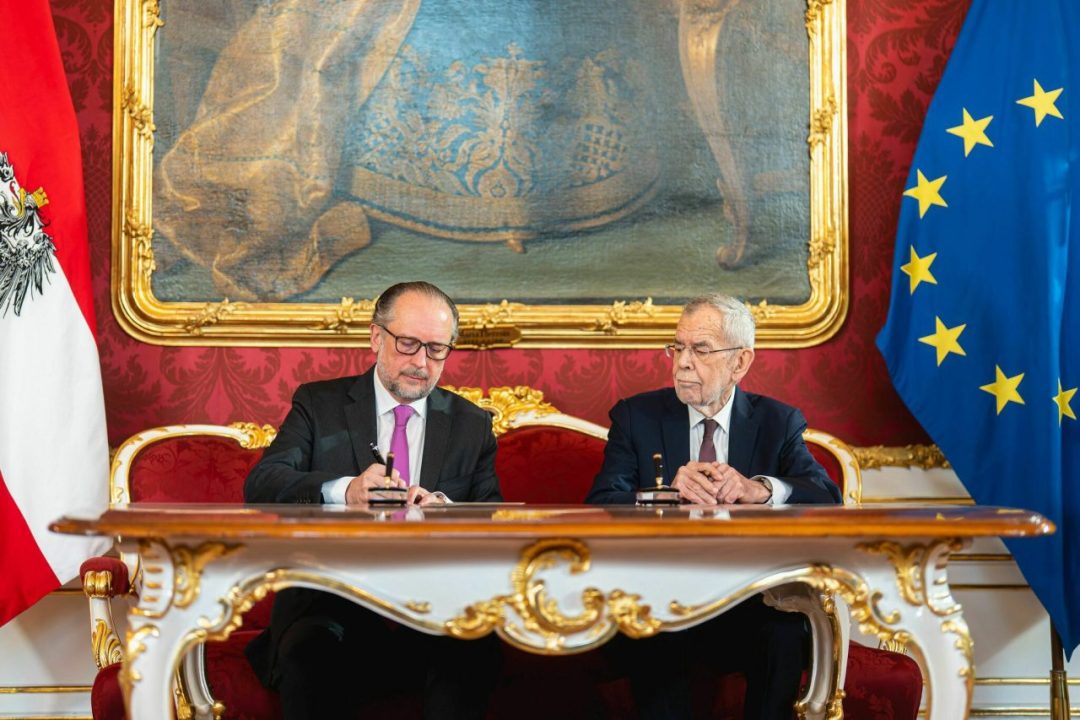وزير الخارجية ألكسندر شالينبرغ يؤدي اليمين مستشارا مؤقتا للنمسا وزير الخارجية ألكسندر شالينبرغ يؤدي اليمين مستشارا مؤقتا للنمسا