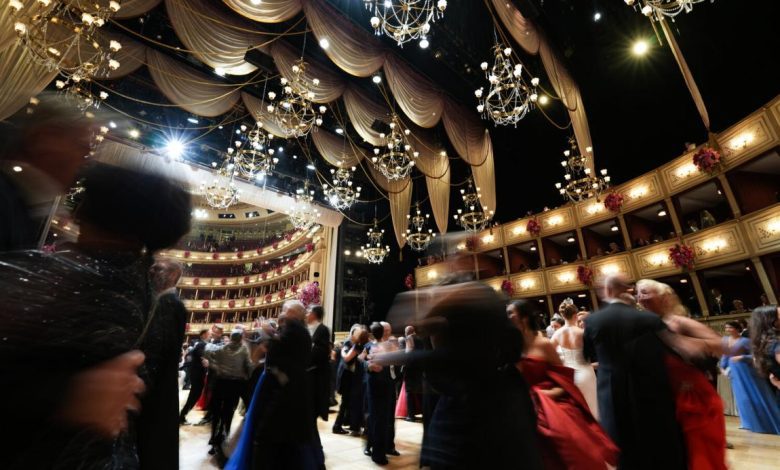 تهديدات داعش ترفع تأهب الشرطة في فيينا مع تدابير أمنية مشددة لحماية الحضور في حفلات Vienna Ball Season تهديدات داعش ترفع تأهب الشرطة في فيينا مع تدابير أمنية مشددة لحماية الحضور في حفلات Vienna Ball Season