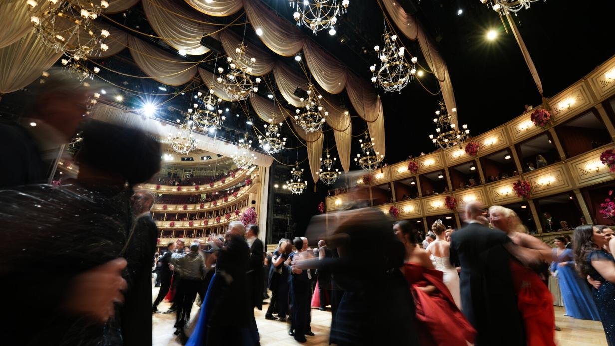 تهديدات داعش ترفع تأهب الشرطة في فيينا مع تدابير أمنية مشددة لحماية الحضور في حفلات Vienna Ball Season
