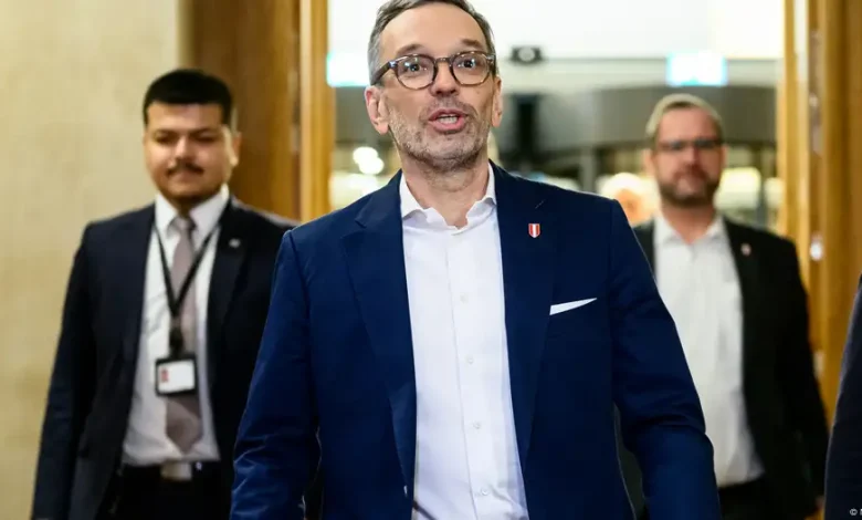 “صفر لجوء”.. المكلّف بتشكيل حكومة النمسا يتعهد بتشديد شامل “صفر لجوء”.. المكلّف بتشكيل حكومة النمسا يتعهد بتشديد شامل