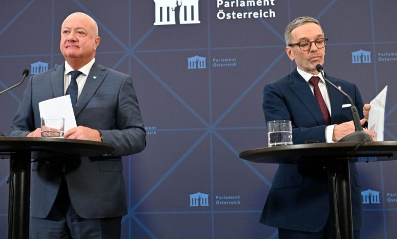 قضايا الهجرة وضريبة البنوك تهدد مفاوضات الحكومة النمساوية بين FPÖ وÖVP قضايا الهجرة وضريبة البنوك تهدد مفاوضات الحكومة النمساوية بين FPÖ وÖVP