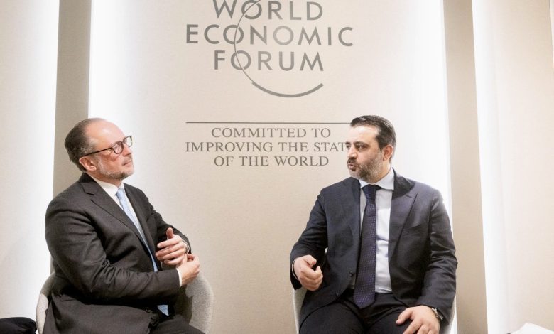 المستشار وزير خارجية النمسا يلتقي نظيره السوري أسعد الشيباني لبحث التحول السياسي خلال منتدى اقتصادي عالمي المستشار وزير خارجية النمسا يلتقي نظيره السوري أسعد الشيباني لبحث التحول السياسي خلال منتدى اقتصادي عالمي