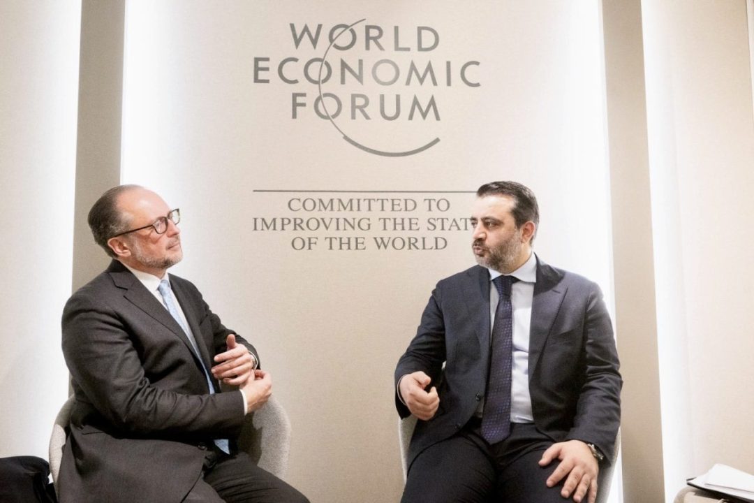 المستشار وزير خارجية النمسا يلتقي نظيره السوري أسعد الشيباني لبحث التحول السياسي خلال منتدى اقتصادي عالمي المستشار وزير خارجية النمسا يلتقي نظيره السوري أسعد الشيباني لبحث التحول السياسي خلال منتدى اقتصادي عالمي