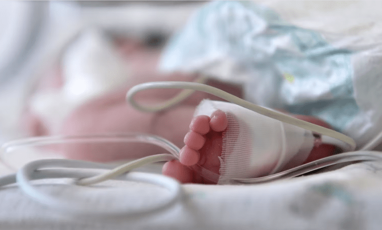 رضيع سوري في حالة خطرة بعد تحقيقات تشير لتعنيف والديه له في فيينا واعتقالهما مؤقتًا رضيع سوري في حالة خطرة بعد تحقيقات تشير لتعنيف والديه له في فيينا واعتقالهما مؤقتًا
