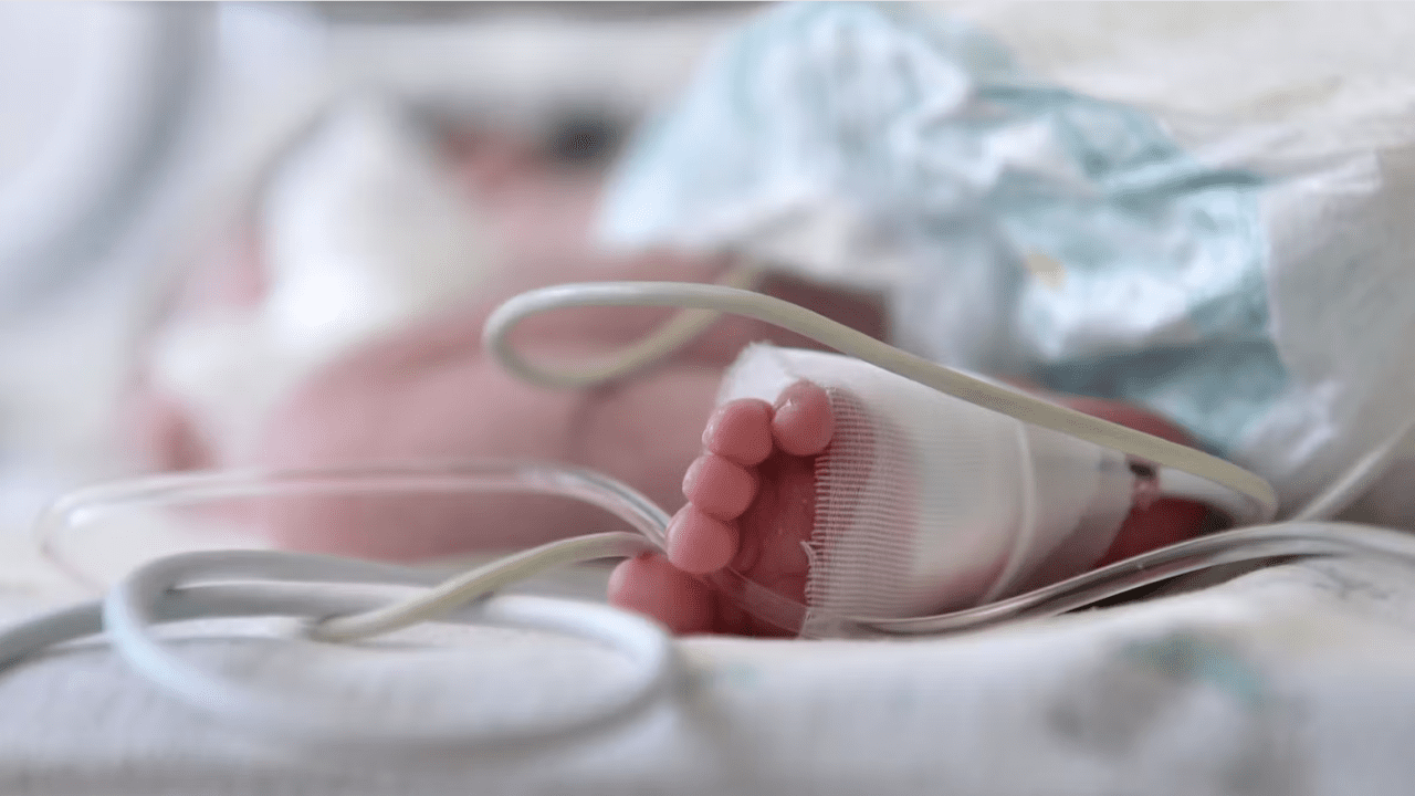 رضيع سوري في حالة خطرة بعد تحقيقات تشير لتعنيف والديه له في فيينا واعتقالهما مؤقتًا رضيع سوري في حالة خطرة بعد تحقيقات تشير لتعنيف والديه له في فيينا واعتقالهما مؤقتًا