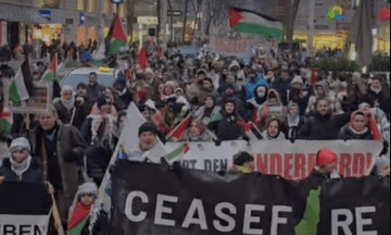 مسيرة لأنصار فلسطين في النمسا احتفالا بوقف إطلاق النار في غزة مسيرة لأنصار فلسطين في النمسا احتفالا بوقف إطلاق النار في غزة