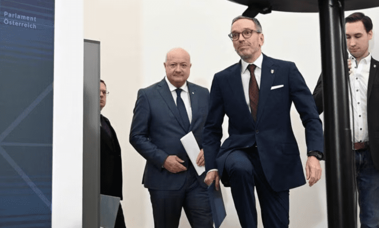 لجوء صفر والمساعدات للمواطنين فقط: الائتلاف الحكومي في النمسا يكشف أولى تفاصيل برنامجه لجوء صفر والمساعدات للمواطنين فقط: الائتلاف الحكومي في النمسا يكشف أولى تفاصيل برنامجه