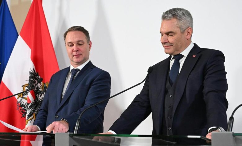 كارل نيهامر يعلن استقالته بعد فشل مفاوضات حزب الشعب مع الحزب الاشتراكي (SPÖ) كارل نيهامر يعلن استقالته بعد فشل مفاوضات حزب الشعب مع الحزب الاشتراكي (SPÖ)