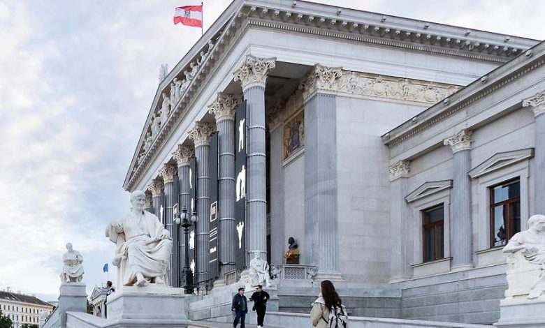 انتقادات حادة للمفاوضات: هل يركز الائتلاف المحتمل على السلطة بدل القضايا الجوهرية؟
