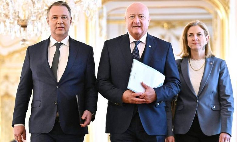 الائتلاف الثلاثي بين ÖVP وSPÖ وNEOSال يعلن البرنامج الحكومي دون تسمية كل الوزراء الائتلاف الثلاثي بين ÖVP وSPÖ وNEOSال يعلن البرنامج الحكومي دون تسمية كل الوزراء